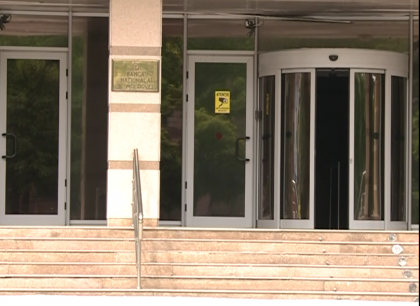 Opt pentru un fotoliu: Azi, ultima zi de depunere a dosarelor la functia de guvernatori la Banca Nationala Opt pentru un fotoliu: Azi, ultima zi de depunere a dosarelor la functia de guvernatori la Banca Nationala