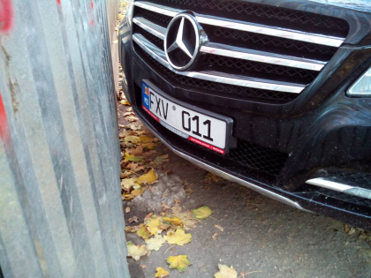 A blocat ambele portiuni de trotuar cu Mercedesul. Imagini care starnesc indignare, surprinse de un martor - FOTO