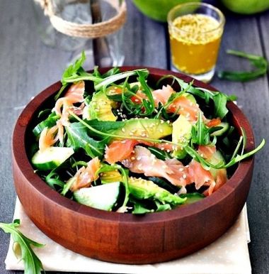 Salata de rucola cu somon afumat si avocado