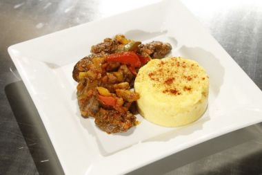 Ficatei cu legume si mamaliguta Ficatei cu legume si mamaliguta