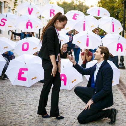 Cerere de casatorie inedita pe pietonala din Chisinau - GALERIE FOTO