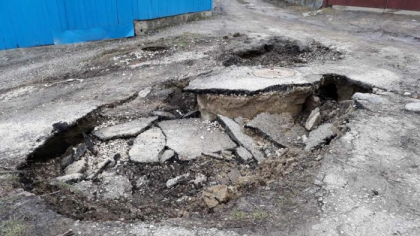 Atentie soferi. E imposibil sa mergi pe acolo. Strada din capitala, unde s-a format o gaura uriasa: "S-a prabusit o masina si au cazut oameni in ea. Nu avem pe unde trece" - FOTO Atentie soferi. E imposibil sa mergi pe acolo. Strada din capitala, unde s-a format o gaura uriasa: "S-a prabusit o masina si au cazut oameni in ea. Nu avem pe unde trece" - FOTO