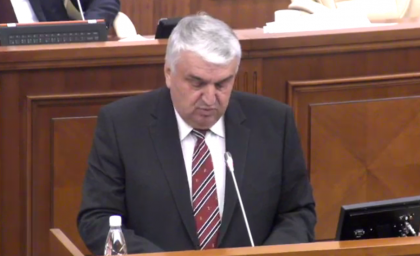Urecheanu a prezentat raportul Curtii de Conturi in Parlament. Voronin: "Matale de unde ai venit \'vopsa\' cu raportul asta?" Urecheanu a prezentat raportul Curtii de Conturi in Parlament. Voronin: "Matale de unde ai venit \'vopsa\' cu raportul asta?"