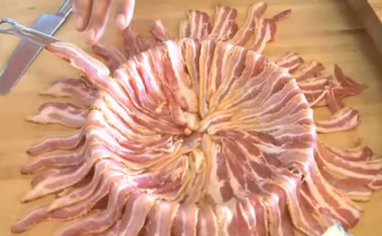 A acoperit o tigaie cu bacon! N-o sa-ti vina sa crezi ce a iesit la final - VIDEO A acoperit o tigaie cu bacon! N-o sa-ti vina sa crezi ce a iesit la final - VIDEO