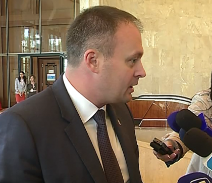 Candu: Ca sa-i convinga pe democrati ca sunt pro-europeni, comunistii ar trebui sa isi exprime in scris sprijinul pentru drumul european Candu: Ca sa-i convinga pe democrati ca sunt pro-europeni, comunistii ar trebui sa isi exprime in scris sprijinul pentru drumul european