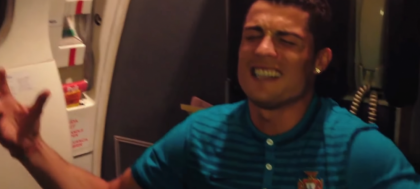 Cristiano, vocea Portugaliei! Starul Realului, intr-un clip de senzatie: a cantat melodia Rihannei si a facut show in avion :) - VIDEO Cristiano, vocea Portugaliei! Starul Realului, intr-un clip de senzatie: a cantat melodia Rihannei si a facut show in avion :) - VIDEO