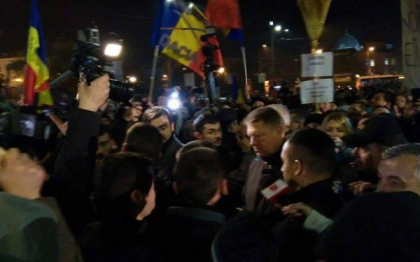 In a sasea zi de proteste, Klaus Iohannis a mers in Piata Universitatii si a stat de vorba cu oamenii. Ce le-a promis - VIDEO In a sasea zi de proteste, Klaus Iohannis a mers in Piata Universitatii si a stat de vorba cu oamenii. Ce le-a promis - VIDEO