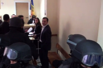 LIVE TEXT. Sedinta dureaza peste sase ore. Judecatoria Buiucani decide asupra prelungirii mandatului de arest pe numele lui Vlad Filat - FOTO