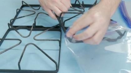 Cum scapi de grasimea de pe aragaz cu o punga din plastic Cum scapi de grasimea de pe aragaz cu o punga din plastic