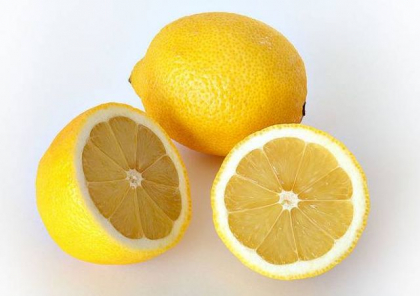 Uite ce se intampla daca iti stropesti parul cu suc de lamaie si il lasi sa se usuce la soare - FOTO