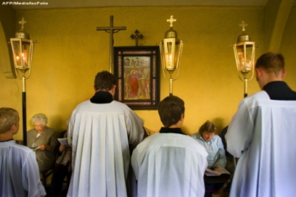Secretele intunecate ale Vaticanului. Fostul Papa Benedict a scos din biserici 400 de preoti acuzati ca ar fi molestat copii