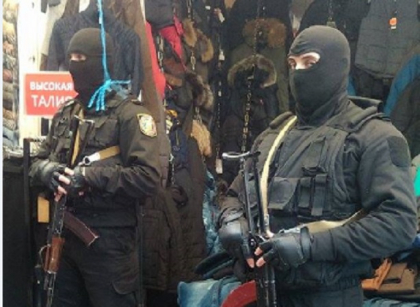 Perchezitii cu mascati la Calea Basarabiei: Politistii au descins in 5 buticuri cu haine - FOTO