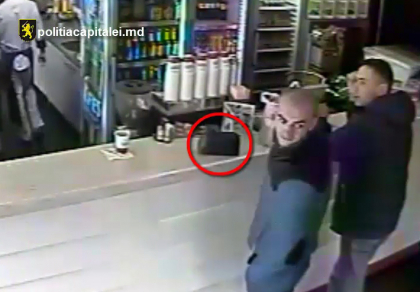 Doi indivizi, dati in cautare pentru furtul unei genti in care se aflau 1.000 de euro si alte bunuri. Cum au fost surprinsi de o camera de supraveghere - VIDEO Doi indivizi, dati in cautare pentru furtul unei genti in care se aflau 1.000 de euro si alte bunuri. Cum au fost surprinsi de o camera de supraveghere - VIDEO