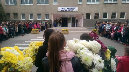 Studentul omorat la Iasi, petrecut pe ultimul drum: Sicriul cu trupul neinsufletit, depus la liceul pe care l-a absolvit baiatul - FOTO Studentul omorat la Iasi, petrecut pe ultimul drum: Sicriul cu trupul neinsufletit, depus la liceul pe care l-a absolvit baiatul - FOTO