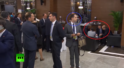Tragea cu urechea la discutia privata dintre Putin si Obama. Cum a fost surprins un barbat la summit-ul G-20 - VIDEO