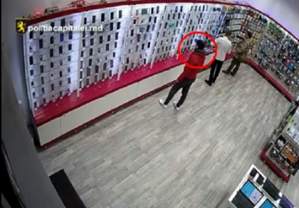 Se cauta hotul. Momentul in care un tanar sustrage o tableta dintr-un magazin din capitala si se face nevazut - VIDEO Se cauta hotul. Momentul in care un tanar sustrage o tableta dintr-un magazin din capitala si se face nevazut - VIDEO