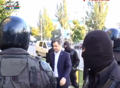 Vlad Filat urmeaza sa fie adus la Curtea de Apel. La ora 13:00 incepe sedinta: va fi examinat recursul avocatilor: Se va decide daca mentin mandatul de arest pe numele fostului premier Vlad Filat urmeaza sa fie adus la Curtea de Apel. La ora 13:00 incepe sedinta: va fi examinat recursul avocatilor: Se va decide daca mentin mandatul de arest pe numele fostului premier