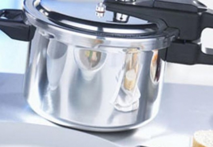 Uite cat de simplu poti sa cureti grasimea arsa de pe oalele de gatit! Ai nevoie de 2 ingrediente din bucataria ta - VIDEO