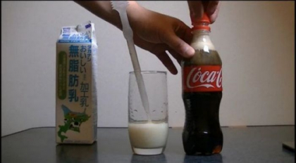 Cum arata o sticla de Cola dupa ce adaugi lapte in ea! Tu ai facut experimentul? - FOTO