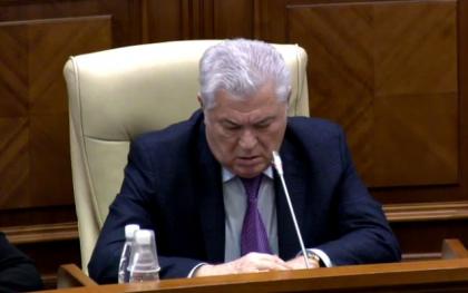 Dispute intre deputati. Voronin: "De ce in sala Parlamentului a fost un fel de \'Sabas NATOvschii\'?" Candu: "Nu avem alt spatiu". Diacov: "Acesta e \'napliv\' patriotic de-al colegilor nostri" Dispute intre deputati. Voronin: "De ce in sala Parlamentului a fost un fel de \'Sabas NATOvschii\'?" Candu: "Nu avem alt spatiu". Diacov: "Acesta e \'napliv\' patriotic de-al colegilor nostri"