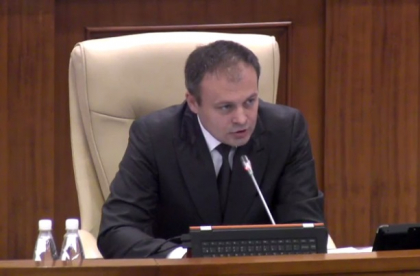 Dodon: "Mai trebuie 10 semnaturi pentru a initia demiterea presedintelui Parlamentului. Dl Candu dvs nu vreti sa plecati singur?". Raspunsul lui Candu Dodon: "Mai trebuie 10 semnaturi pentru a initia demiterea presedintelui Parlamentului. Dl Candu dvs nu vreti sa plecati singur?". Raspunsul lui Candu
