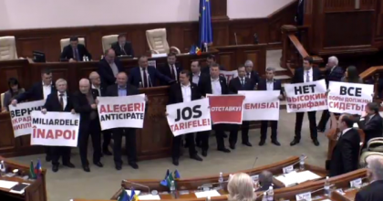 Socialistii au BLOCAT tribuna Parlamentului: "Dl. Candu va chemam acum sa avem o discutie" - FOTO Socialistii au BLOCAT tribuna Parlamentului: "Dl. Candu va chemam acum sa avem o discutie" - FOTO