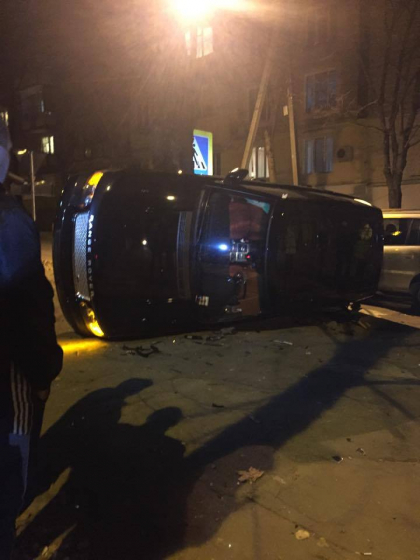 Range Rover, rasturnat pe-o parte in centrul capitalei, dupa ce soferita nu a cedat trecerea unui Opel - FOTO