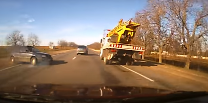 Doua depasiri in viteza, la un pas sa produca o tragedie la Corlateni, Rascani. Momentul surprins de o camera de bord - VIDEO Doua depasiri in viteza, la un pas sa produca o tragedie la Corlateni, Rascani. Momentul surprins de o camera de bord - VIDEO