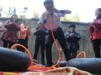 Chinezul de 63 de ani cu plamani de otel. Cum reuseste sa umfle cauciucuri cu nasul. FOTO Chinezul de 63 de ani cu plamani de otel. Cum reuseste sa umfle cauciucuri cu nasul. FOTO