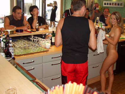 (+18) Chelneritele servesc clientii, in pielea goala! Restaurantul unde nicio sotie nu-si lasa barbatul sa mearga - FOTO