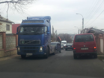 Ambuteiaj in Durlesti de Hramul orasului. Locuitorii se plang ca drumul a fost blocat - FOTO
