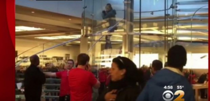 Momente de teroare la un magazin Apple! Ce a scos un barbat din ghiozdan - VIDEO Momente de teroare la un magazin Apple! Ce a scos un barbat din ghiozdan - VIDEO