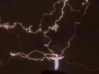 Simbolul orasului Rio de Janeiro, statuia lui Iisus, a intrat in reparatii dupa ce a fost lovita de fulgere Simbolul orasului Rio de Janeiro, statuia lui Iisus, a intrat in reparatii dupa ce a fost lovita de fulgere