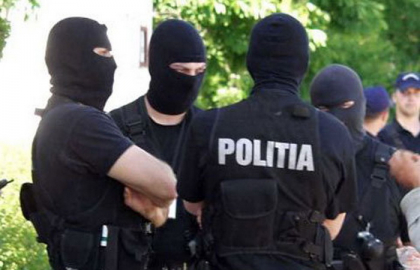 Perchezitii cu mascati la domiciliul unui veteran, care ar fi implicat in unul dintre incidentele armate de astazi