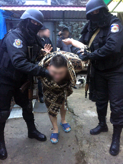 Ar fi avut scopul de a "ataca armat institutiile statului". Perchezitii acasa si in masinile membrilor unui grup paramilitar. Unul dintre ei - un rus a luptat in Donbas - VIDEO