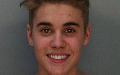 Justin Bieber a fost arestat dupa ce a fost prins baut la volan in timpul unei curse ilegale de masini