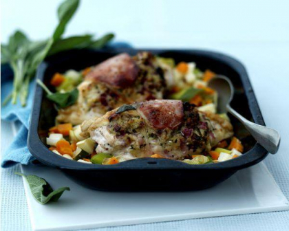 Pui umplut cu legume la cuptor
