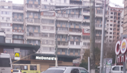 Pentru toti, banda de circulatie. Pentru el, loc de parcare. Cum a lasat masina soferul unui Mercedes - FOTO