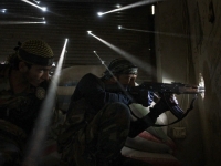 Fotograf, castigator al premiului Pulitzer, concediat de AP pentru ca a modificat digital o fotografie a unui soldat sirian Fotograf, castigator al premiului Pulitzer, concediat de AP pentru ca a modificat digital o fotografie a unui soldat sirian