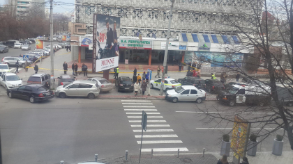 Un pachet suspect, gasit intr-o cladire din capitala: Ce au descoperit politistii: Angajatii de la Bombtech, la fata locului - FOTO Un pachet suspect, gasit intr-o cladire din capitala: Ce au descoperit politistii: Angajatii de la Bombtech, la fata locului - FOTO