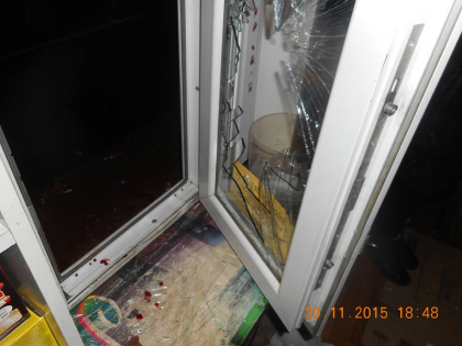 Un tanar din Nisporeni a spart geamul unei gherete si a luat-o la pumni pe vanzatoare: A injurat si imbrancit si politistii. Prietenul agresorului i-a sarit in ajutor - FOTO