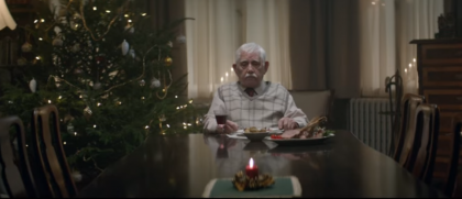 Pretuiti-va parintii si petreceti mai mult timp in compania celor apropiati. Mesajul EMOTIONANT transmis de un nou spot de Craciun - VIDEO