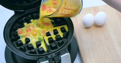 A turnat oua crude in aparatul de facut gofre! Rezultatul este
spectaculos si delicios - VIDEO A turnat oua crude in aparatul de facut gofre! Rezultatul este
spectaculos si delicios - VIDEO