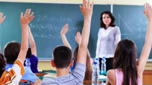 Studiu: Fetele invata mai bine decat baietii, elevii care invata la scoli private au performante mai mari, iar copiii care au parintii plecati peste hotare inregistreaza note mai scazute