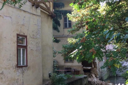 Acoperisul unui bloc din Orhei s-a prabusit din cauza ploii si vantului puternic Acoperisul unui bloc din Orhei s-a prabusit din cauza ploii si vantului puternic