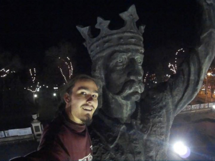 Poza anului? Selfie cu Stefan cel Mare, direct de pe monumentul domnitorului din Chisinau - FOTO Poza anului? Selfie cu Stefan cel Mare, direct de pe monumentul domnitorului din Chisinau - FOTO