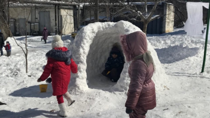Dupa ce ieri a nins de-a binelea, astazi avem parte de mult soare. Zapada se topeste, iar copiii au iesit din case ca sa profite de ea. Cum se distreaza picii in capitala - GALERIE FOTO