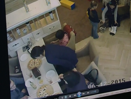 De unde a aparut... viermele? Clientii unui restaurant din capitala si administratia acestuia se acuza reciproc. Momentul in care viermele ajunge in farfurie - VIDEO De unde a aparut... viermele? Clientii unui restaurant din capitala si administratia acestuia se acuza reciproc. Momentul in care viermele ajunge in farfurie - VIDEO