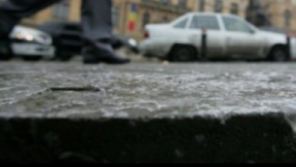 Daca iesiti de dimineata din casa, aveti grija cum si unde calcati: Bruma a pus stapanire pe capitala Daca iesiti de dimineata din casa, aveti grija cum si unde calcati: Bruma a pus stapanire pe capitala