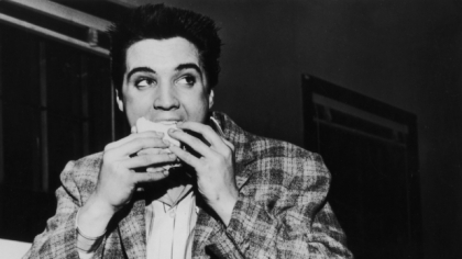 Elvis Presley a zburat 1200 de kilometri pentru a savura acest sandwish! Cat de caloric era - FOTO Elvis Presley a zburat 1200 de kilometri pentru a savura acest sandwish! Cat de caloric era - FOTO